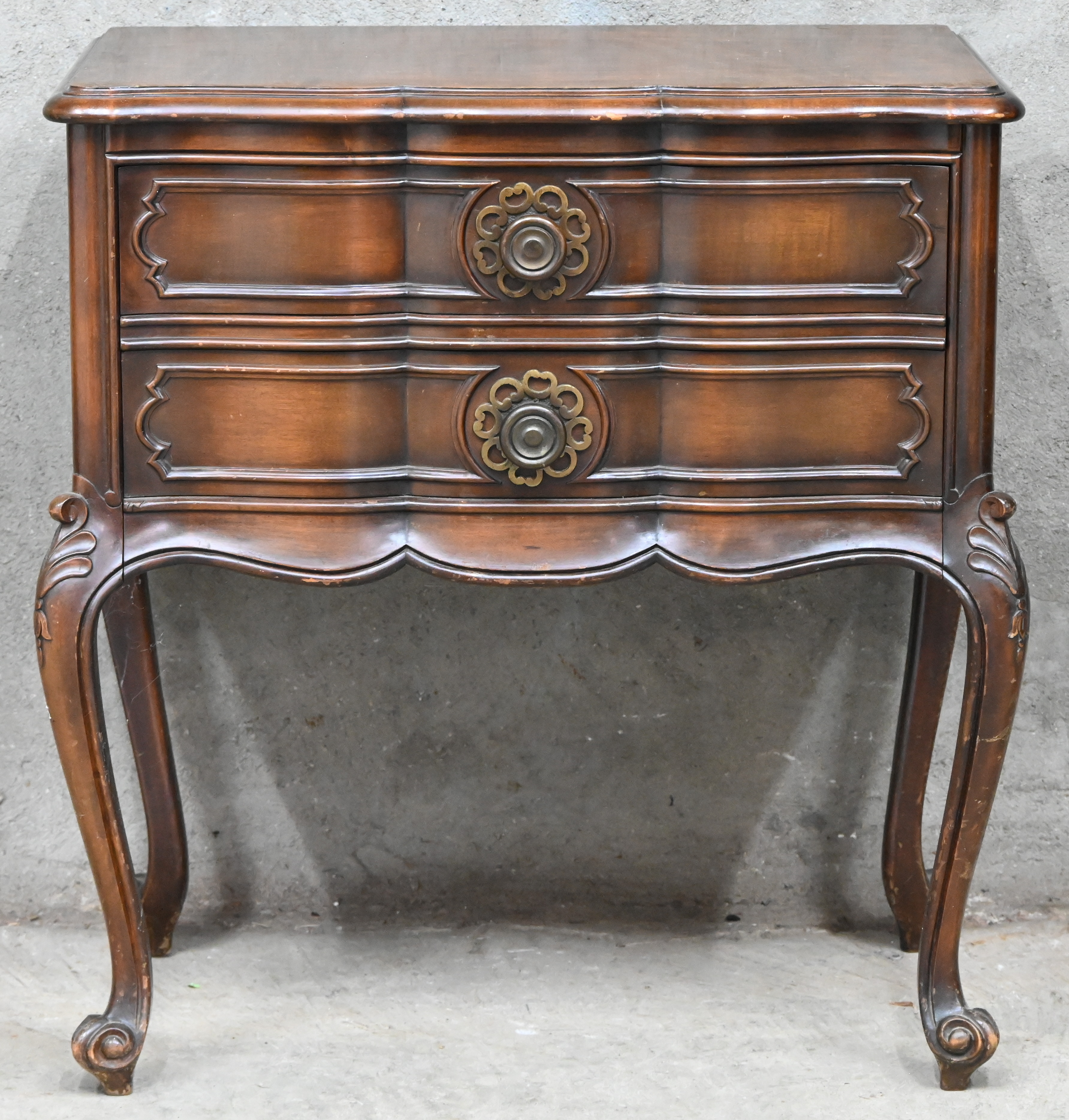 Een kopie-antiek houten bijzetmeubel met valdeur in Louis-XV stijl Een kopie-antiek houten bijzetmeubel met valdeur in Louis-XV stijl.