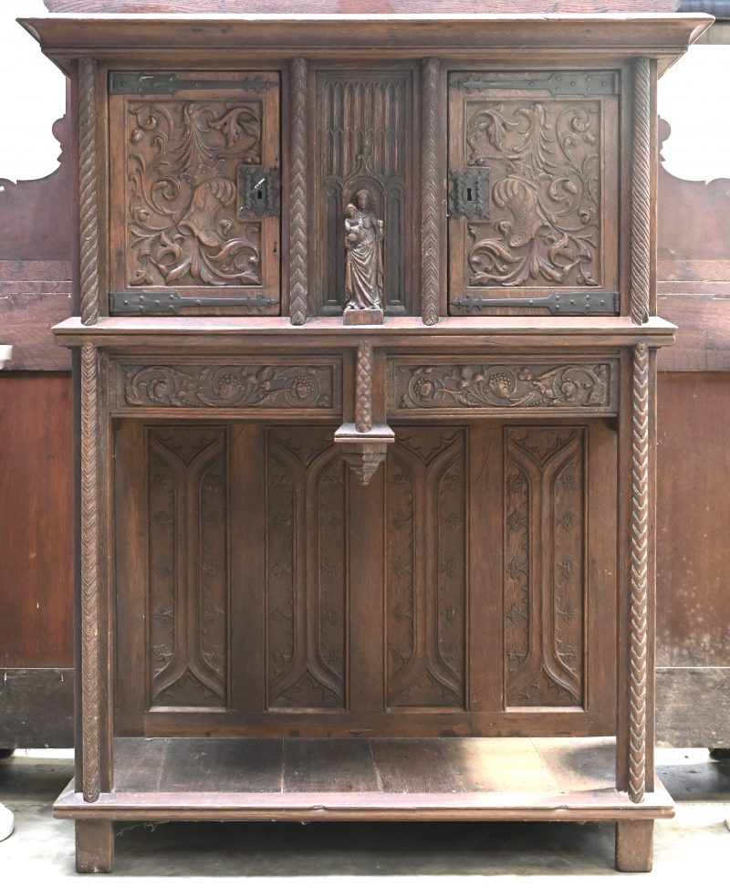 Een massief eikenhouten 19e eeuws buffet in Gotische stijl.