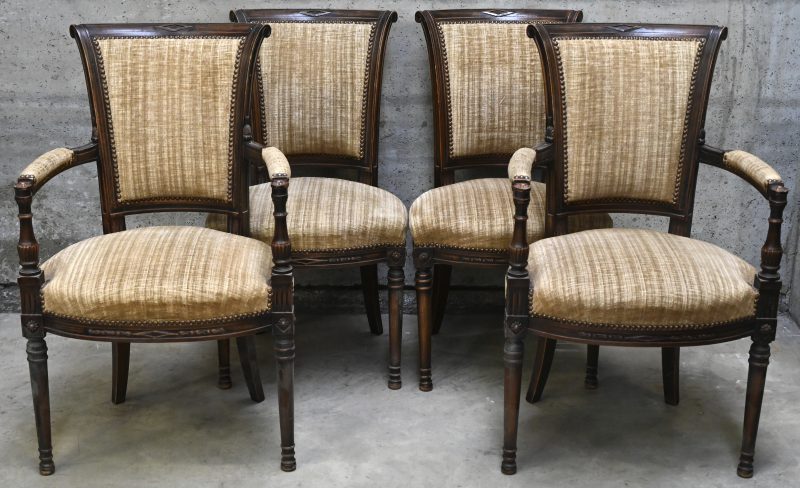 Een set van 4 stoelen in Louis XVI stijl, 2 met en 2 zonder armleuning.