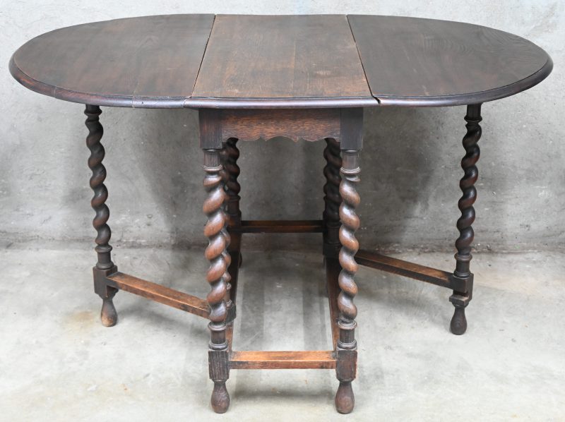Een massief eikenhouten gatelegtafel.