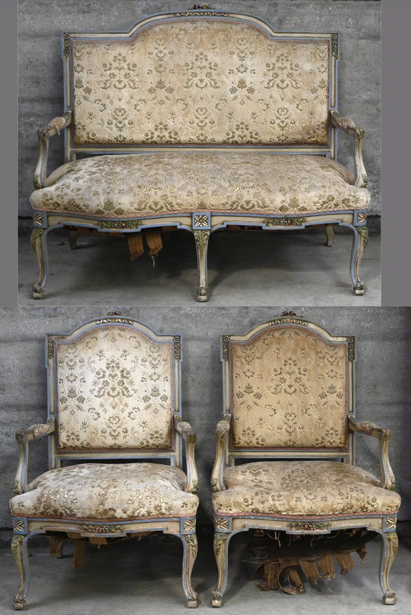 Een antiek polychroom bankstel in Louis XV stijl bestaande uit een tweezitsbank en twee enkelzitten. De singles dienen herdaan te worden.