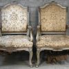 Een antiek polychroom bankstel in Louis XV stijl bestaande uit een tweezitsbank en twee enkelzitten. De singles dienen herdaan te worden.