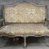 Een antiek polychroom bankstel in Louis XV stijl bestaande uit een tweezitsbank en twee enkelzitten. De singles dienen herdaan te worden.