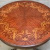 Een gemarquetteerde ronde tafel in Victoriaanse stijl op centrale voet.