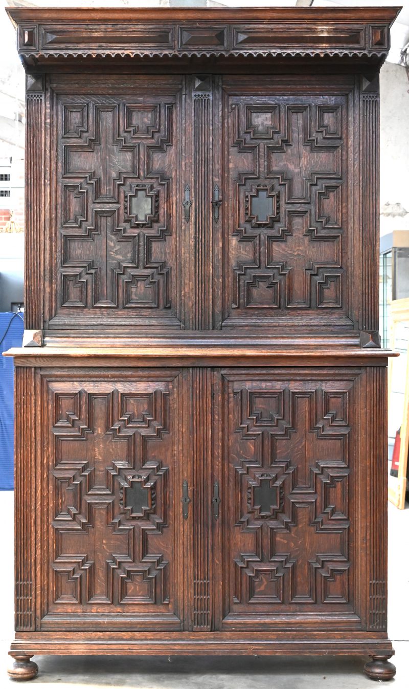 Een massief eikenhouten 19e eeuwse deux-corps met paneeldeuren.