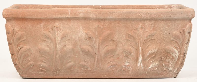 Een terracotta bloempot, made in Italy.