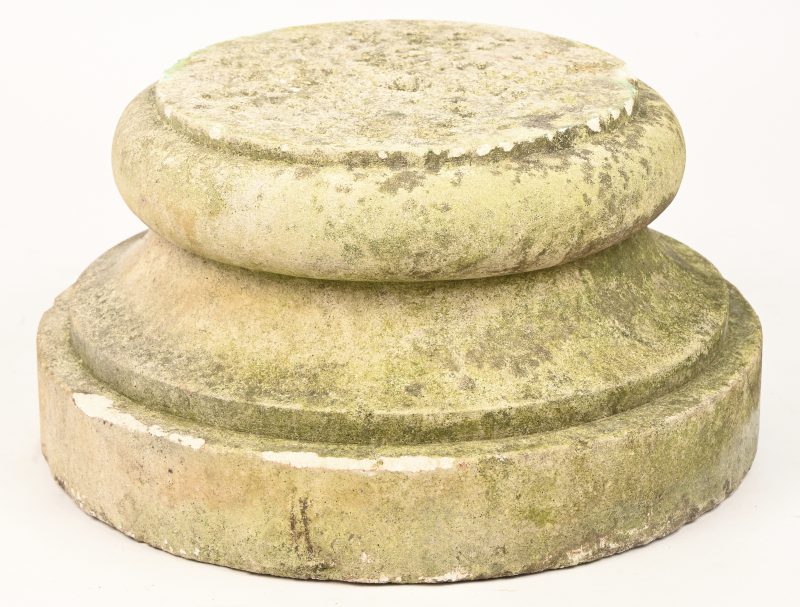 Een betonnen tuinsokkel.