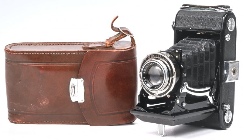 Een Zeiss Ikon Klio balgcamera met lederen etui.
