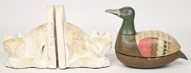 Twee houten boeksteunen in de vorm van een poes, toegevoegd een polychrome houten eend/dekselpot.