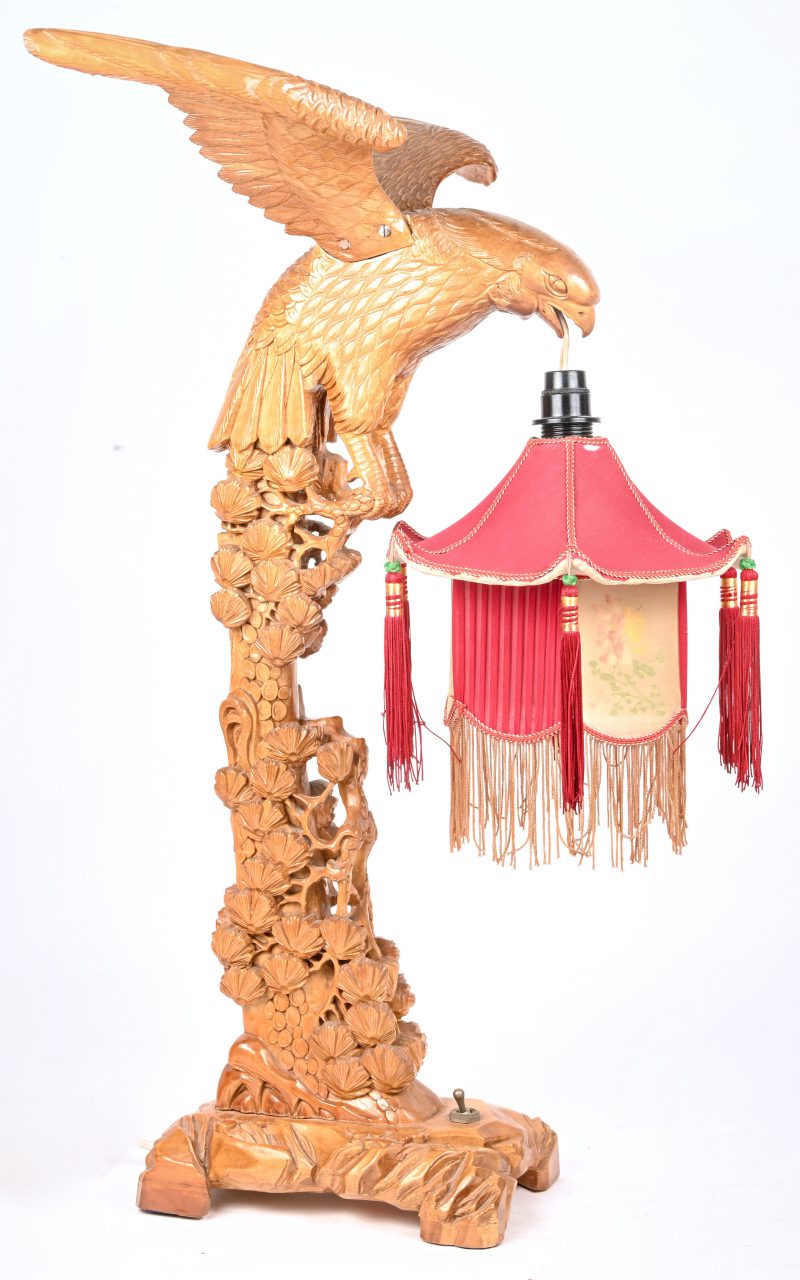 Een gesculpteerd houten tafellamp met een roofvogel en een lampion, Van Chinese origine.