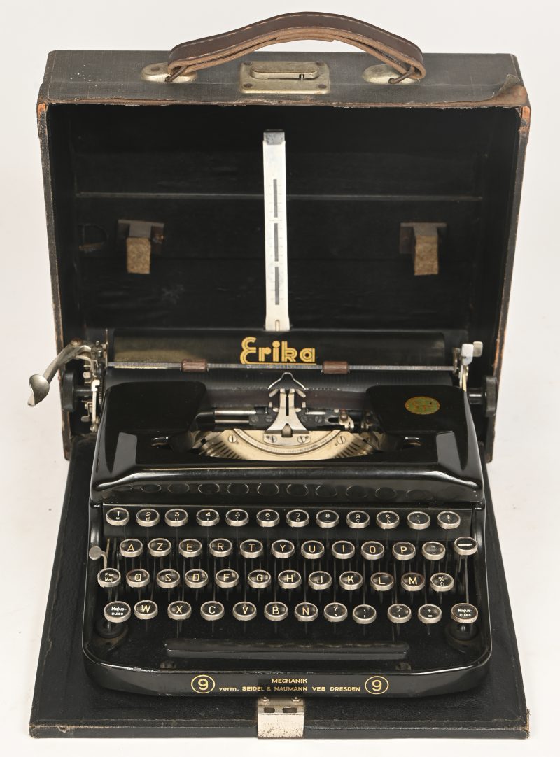 Een schrijfmachine, Erika No 9, 1954, in draagkoffer.
