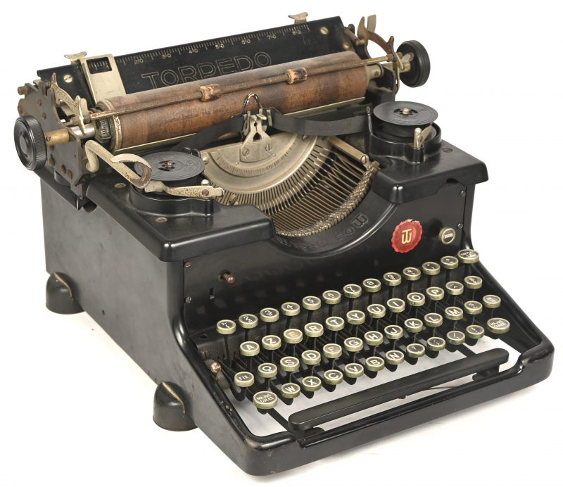 Een schrijfmachine, Torpedo, model Symplex, 1937, serienummer 267230. Schade aan het bakeliet.