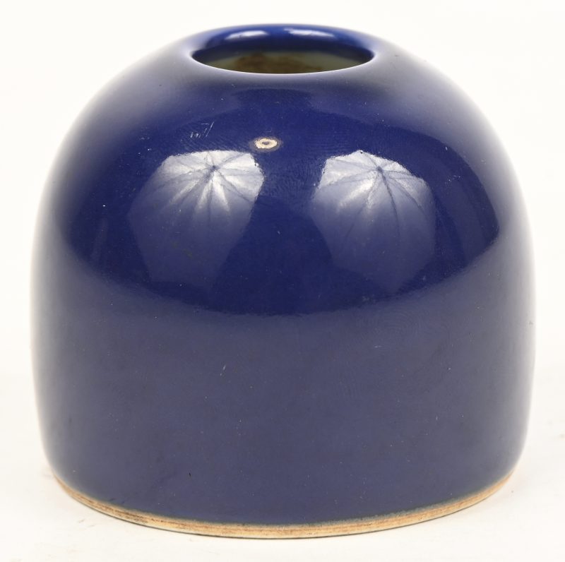 Een inktpotje van diepblauw geglazuurd Chinees porselein. Gemerkt.