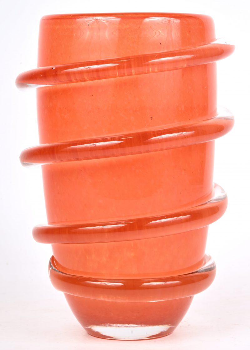 Een oranje Murano vaas met kleurloze spiraal rondom.