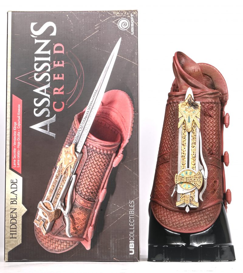 “Assassins Creed - Hidden Blade.” Kunststof en leder ‘cosplay’ stuk.