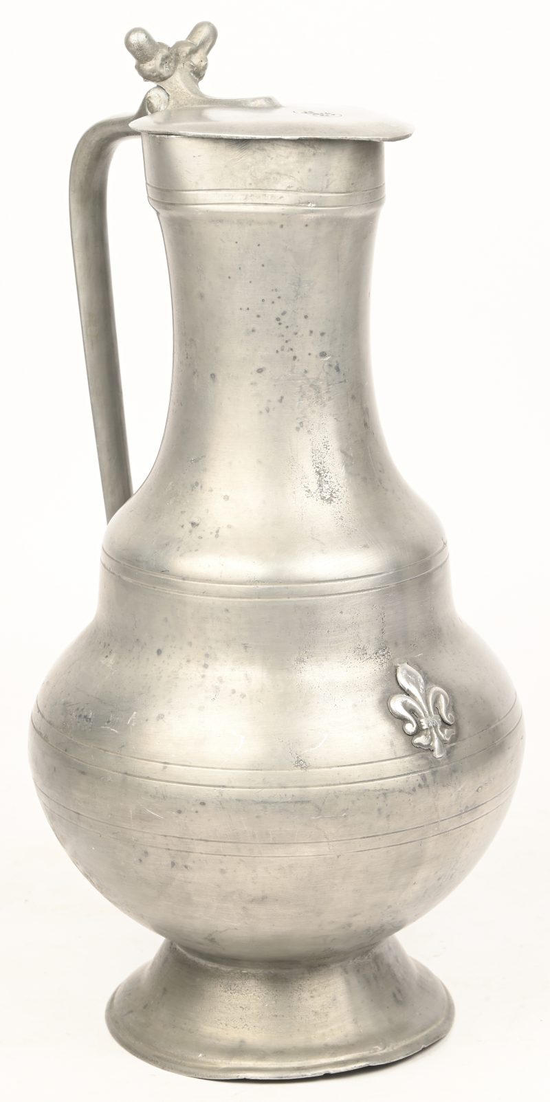 Een antieke tinnen kan gedecoreerd met een Franse lelie en een monogram, 2155 gram.