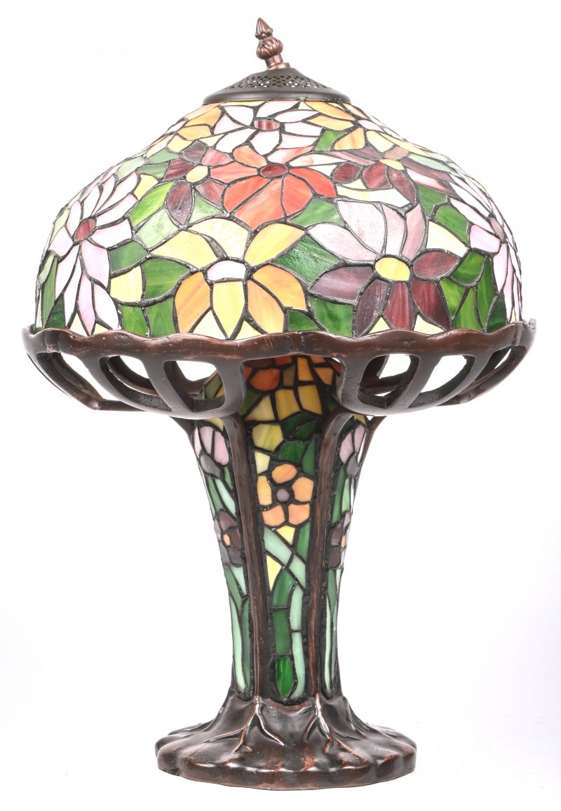 Een tafellamp in Tiffany-stijl, glas in loor kapen bronzen delen.