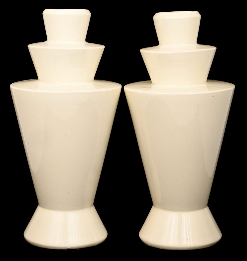 Een set monochrome art-deco vazen, Charles Catteau, 1927, model F1079, gemerkt ‘made in Belgium’, en genummerd. Eén vaas is gerestaureerd aan de hals.