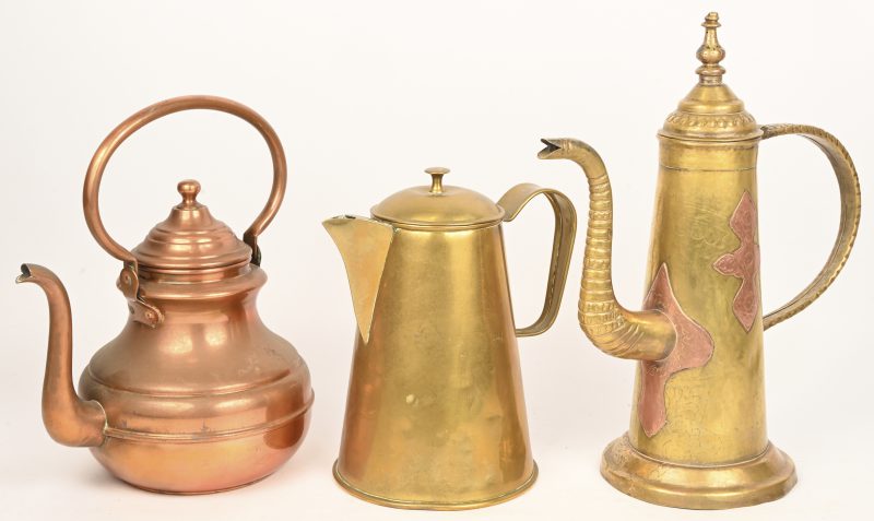 Een lot van 3 koperen koffie/theekannen.