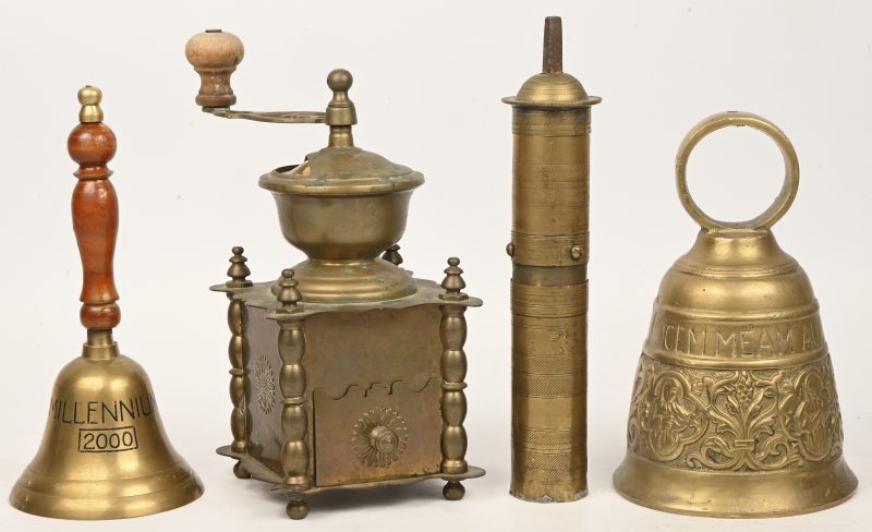 Een lot koper bestaande uit een koffiemolen, twee bellen en een onvolledige pepermolen.