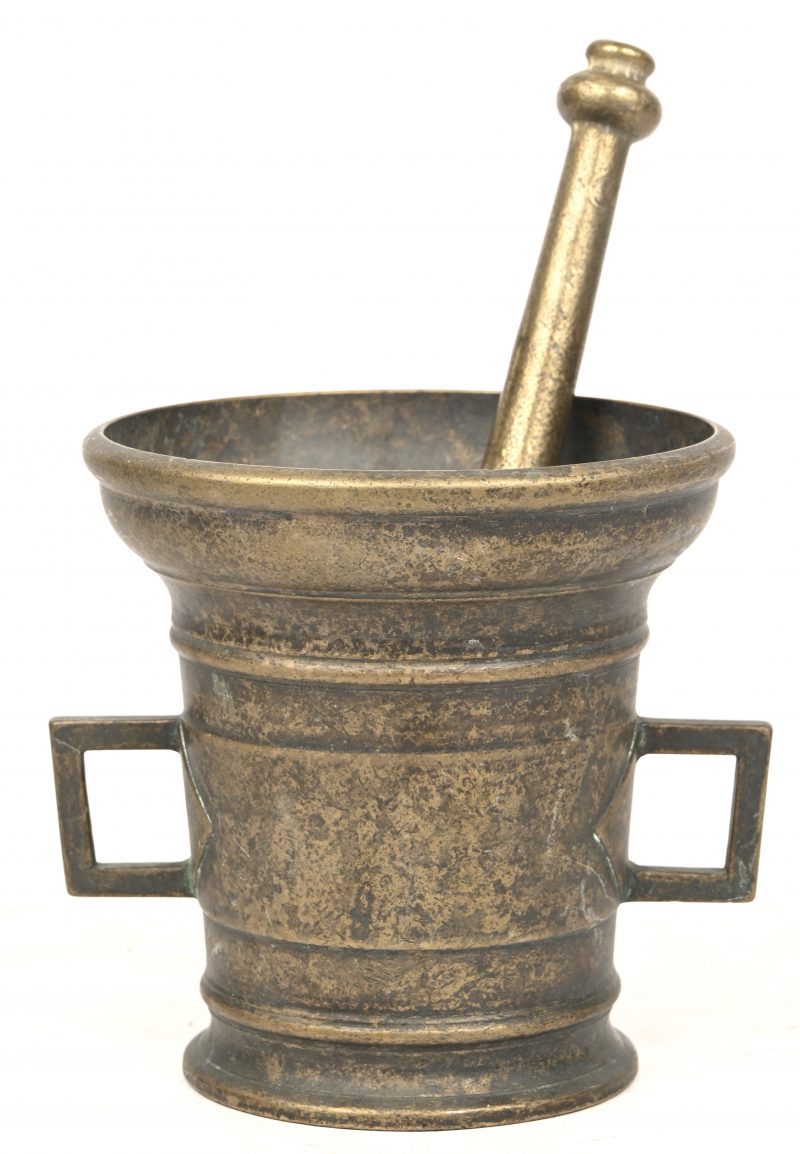 Een bronzen vijzel en stamper, zonder opschrift.