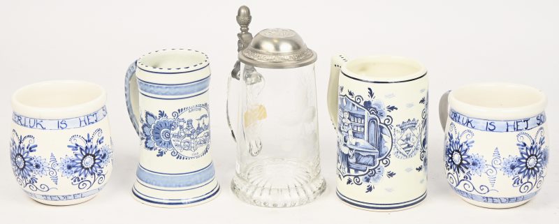 Een lot van 5 bierpullen, blauw-wit aardewerk en één in kristal met tinnen deksel.