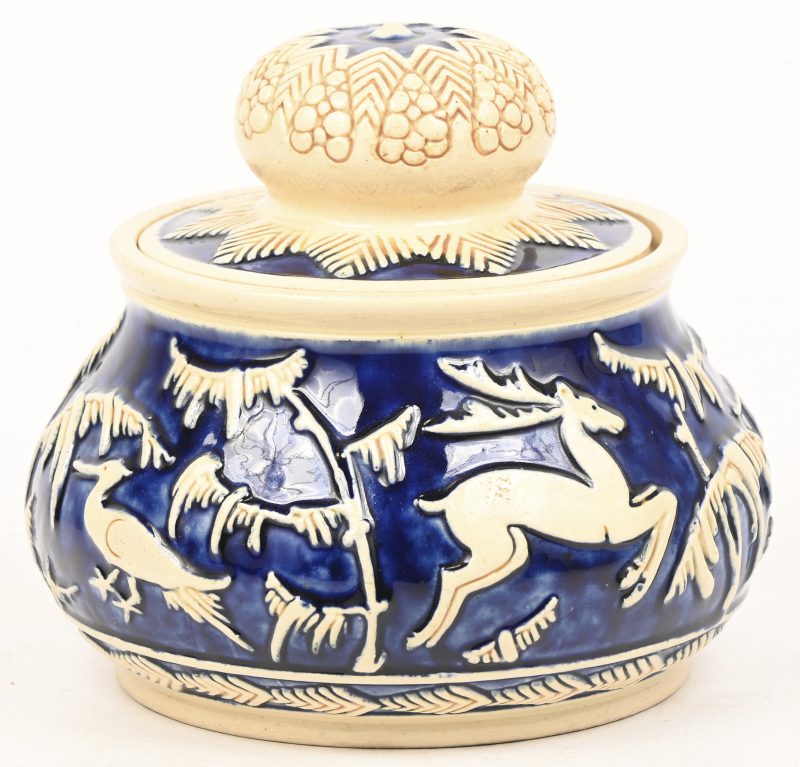 Een Duitse keramische dekselpot met dieren in het decor.