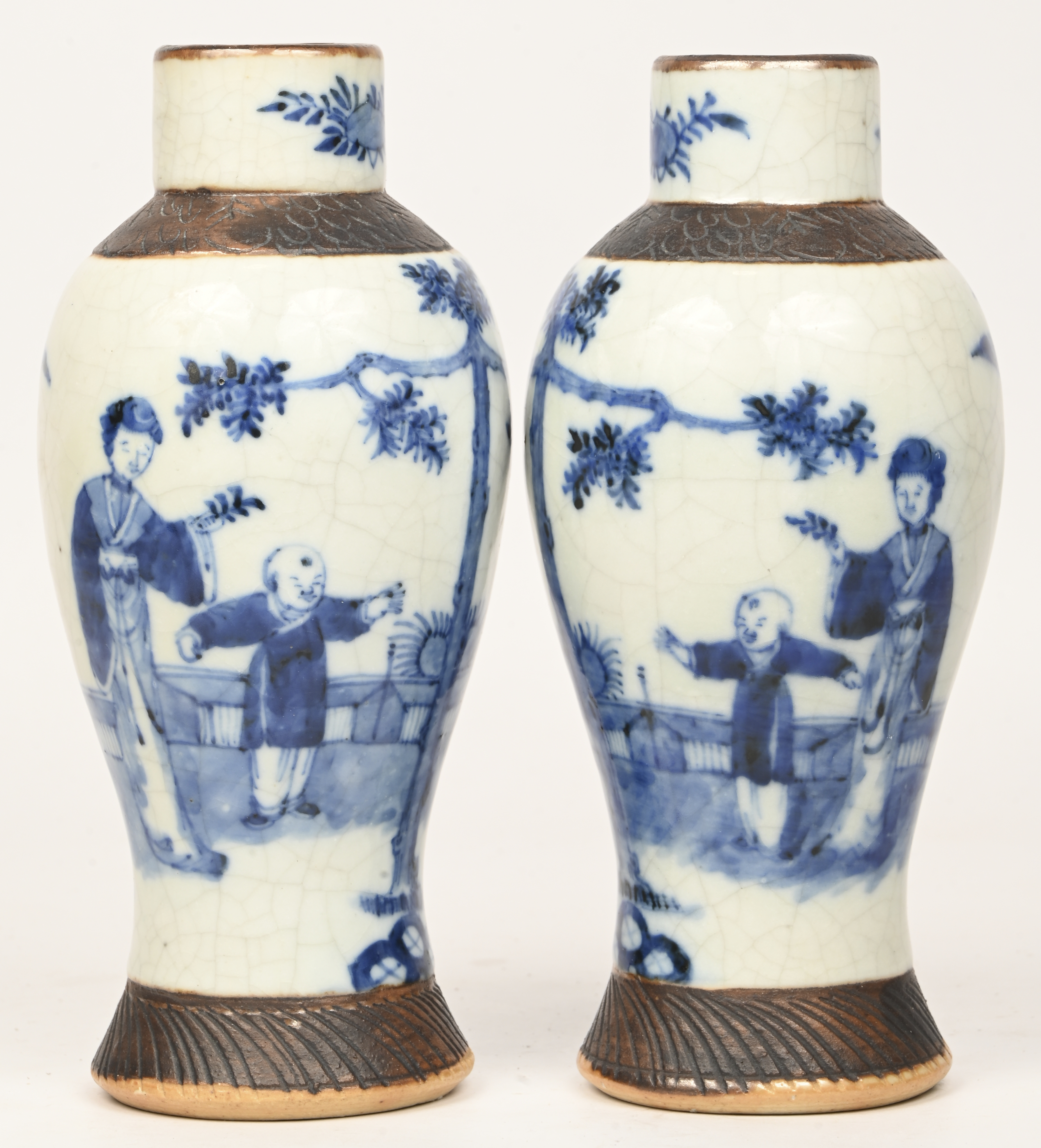 Eel set van 2 blauw-witte Chinese vazen uit de late Qing Dynastie, ééntje met ster op de buik Eel set van 2 blauw-witte Chinese vazen uit de late Qing Dynastie, ééntje met ster op de buik.