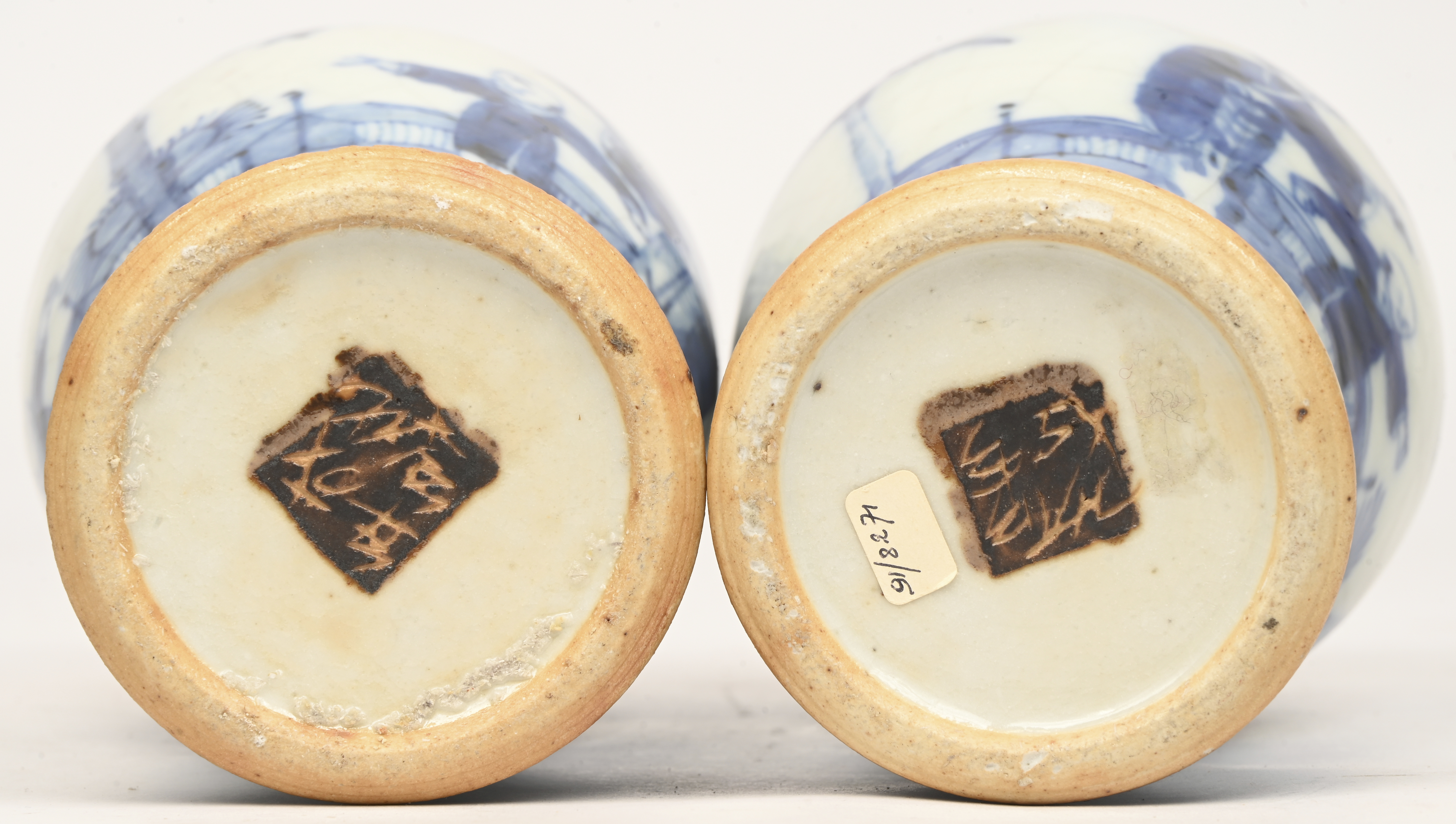 Eel set van 2 blauw-witte Chinese vazen uit de late Qing Dynastie, ééntje met ster op de buik Eel set van 2 blauw-witte Chinese vazen uit de late Qing Dynastie, ééntje met ster op de buik.