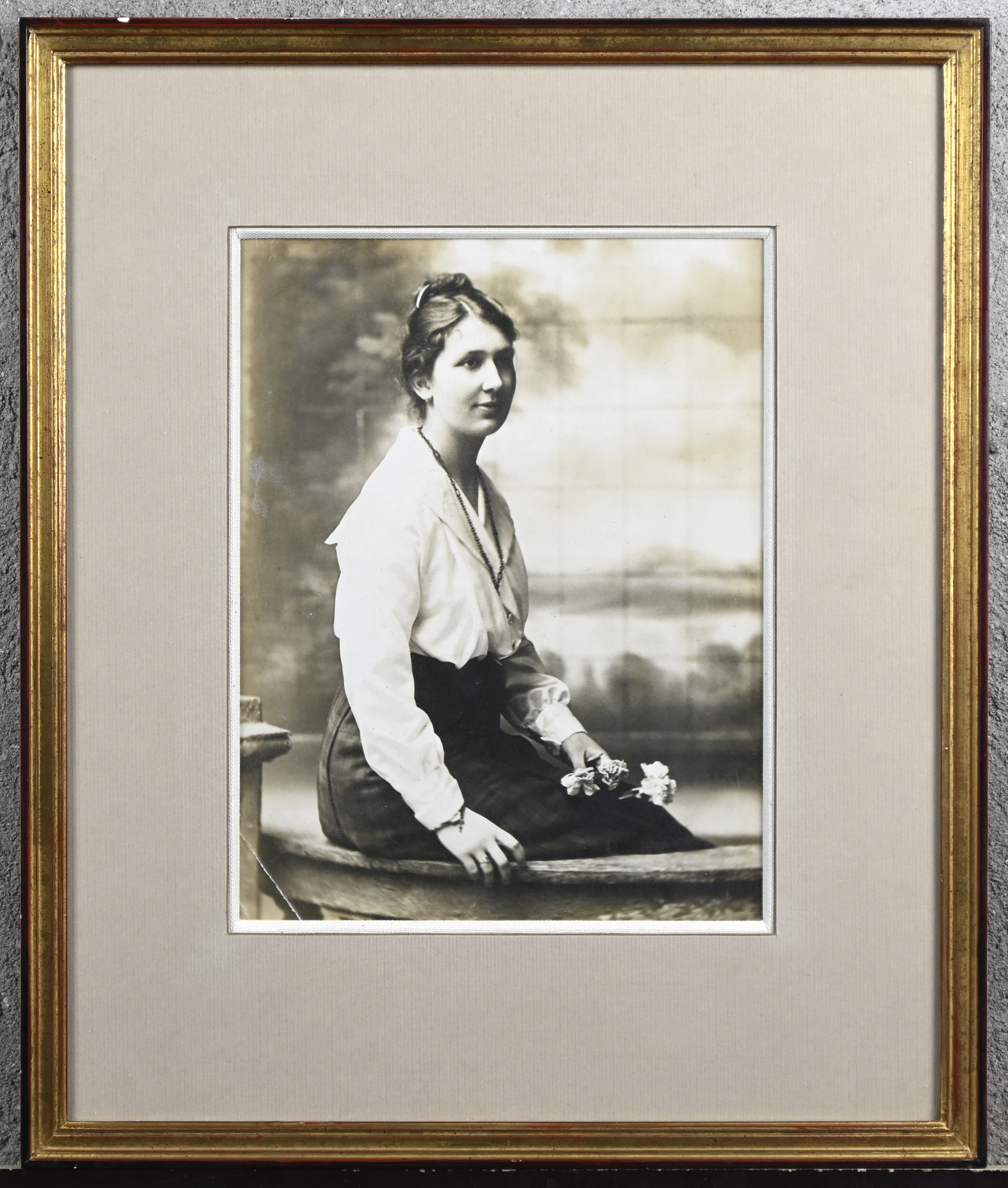 Een oude foto van een vrouw met anjers Een oude foto van een vrouw met anjers.