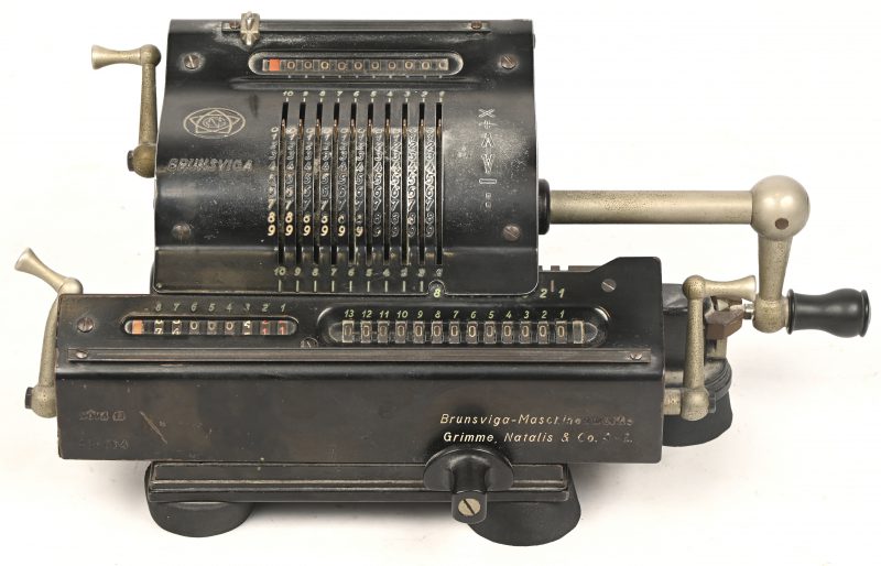 Een oud Brunsviga rekenmachine.