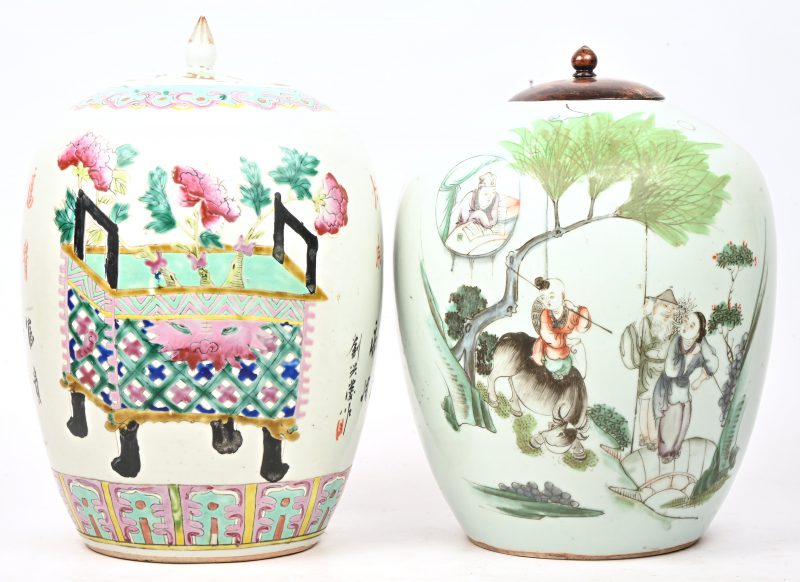 Twee gemberpotten van meerkleurig Chinees aardewerk.