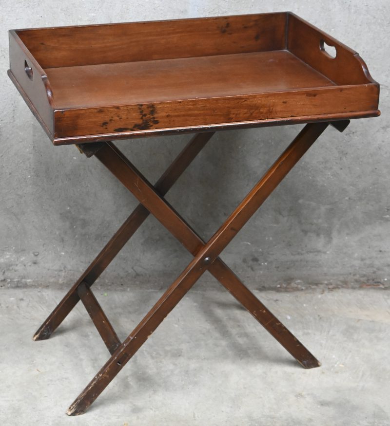 Een butlertray in massief hout met opvouwbare voet.