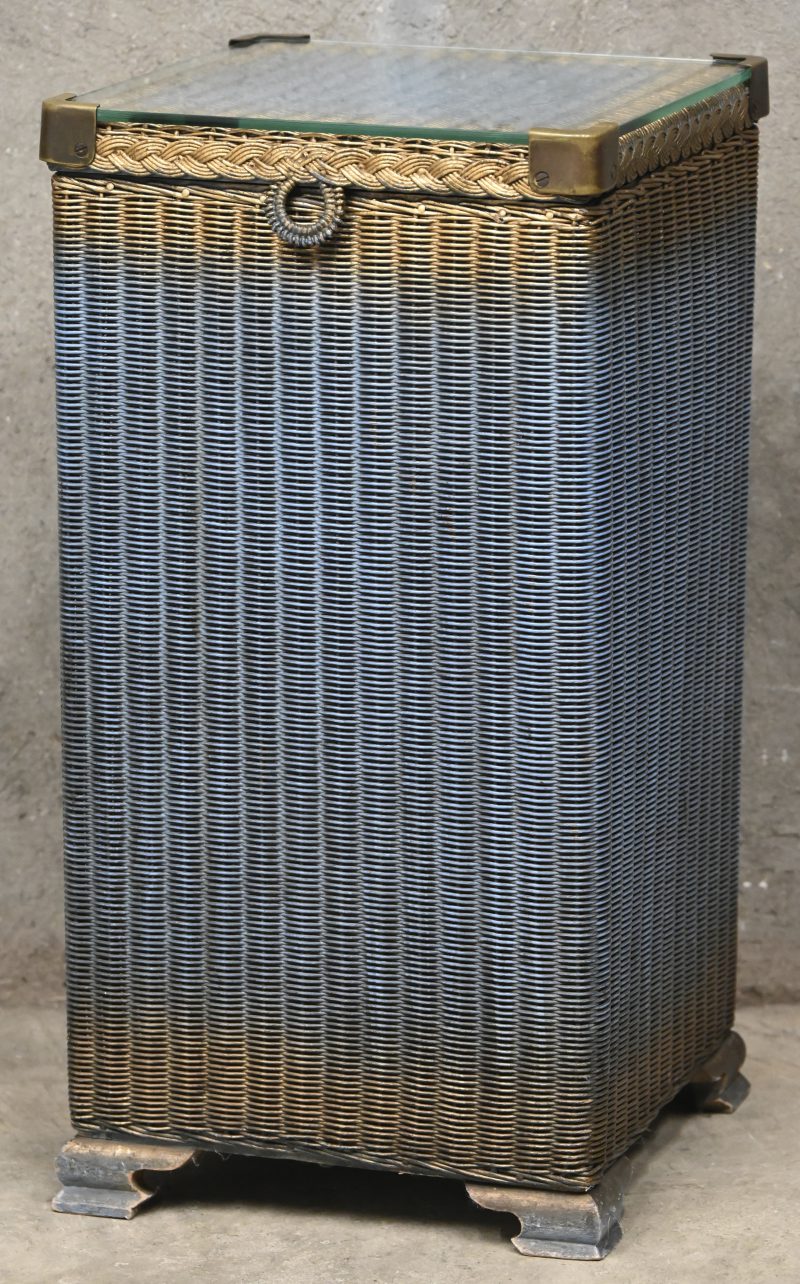Een vintage Lloyd Loom linnenmand met messing beslag en glazen blad. Blauw en goudkleurig. Met label.