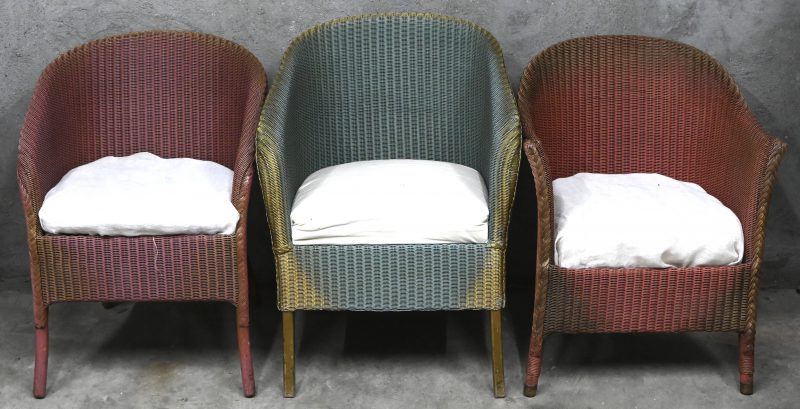 Een set van drie gevlochten zeteltjes in de stijl van Lloyd Loom. Twee roze en één blauw met gouden accenten. De roze zeteltjes zijn gedateerd; Okt. 37 en Aug. 52. De kussens moeten opnieuw worden bekleed.