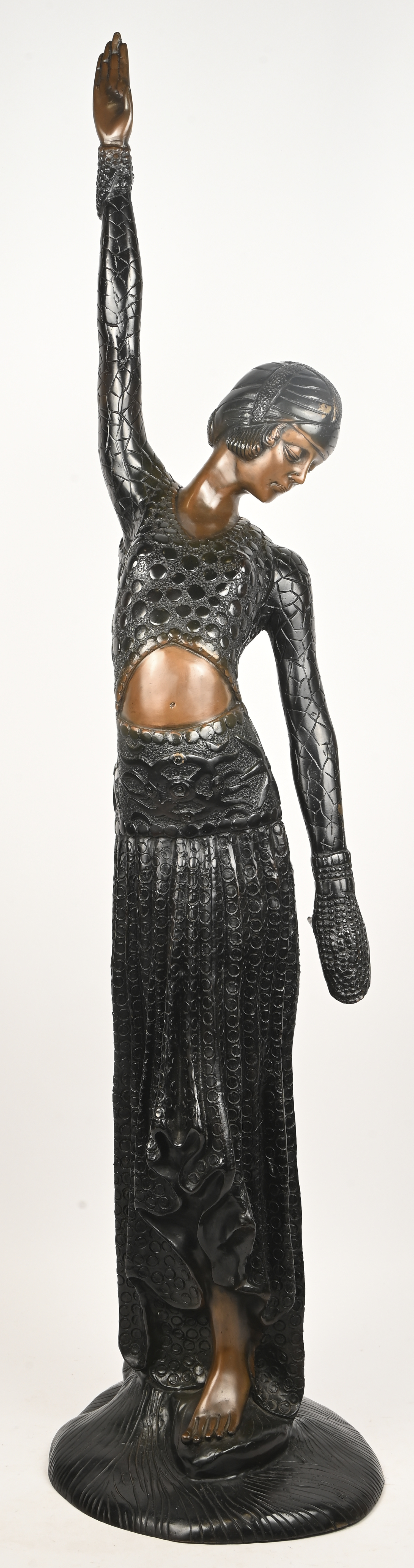 “Danseres”, een beeld uit kunstbrons naar de art-deco, gesigneerd “Danseres”, een beeld uit kunstbrons naar de art-deco, gesigneerd.