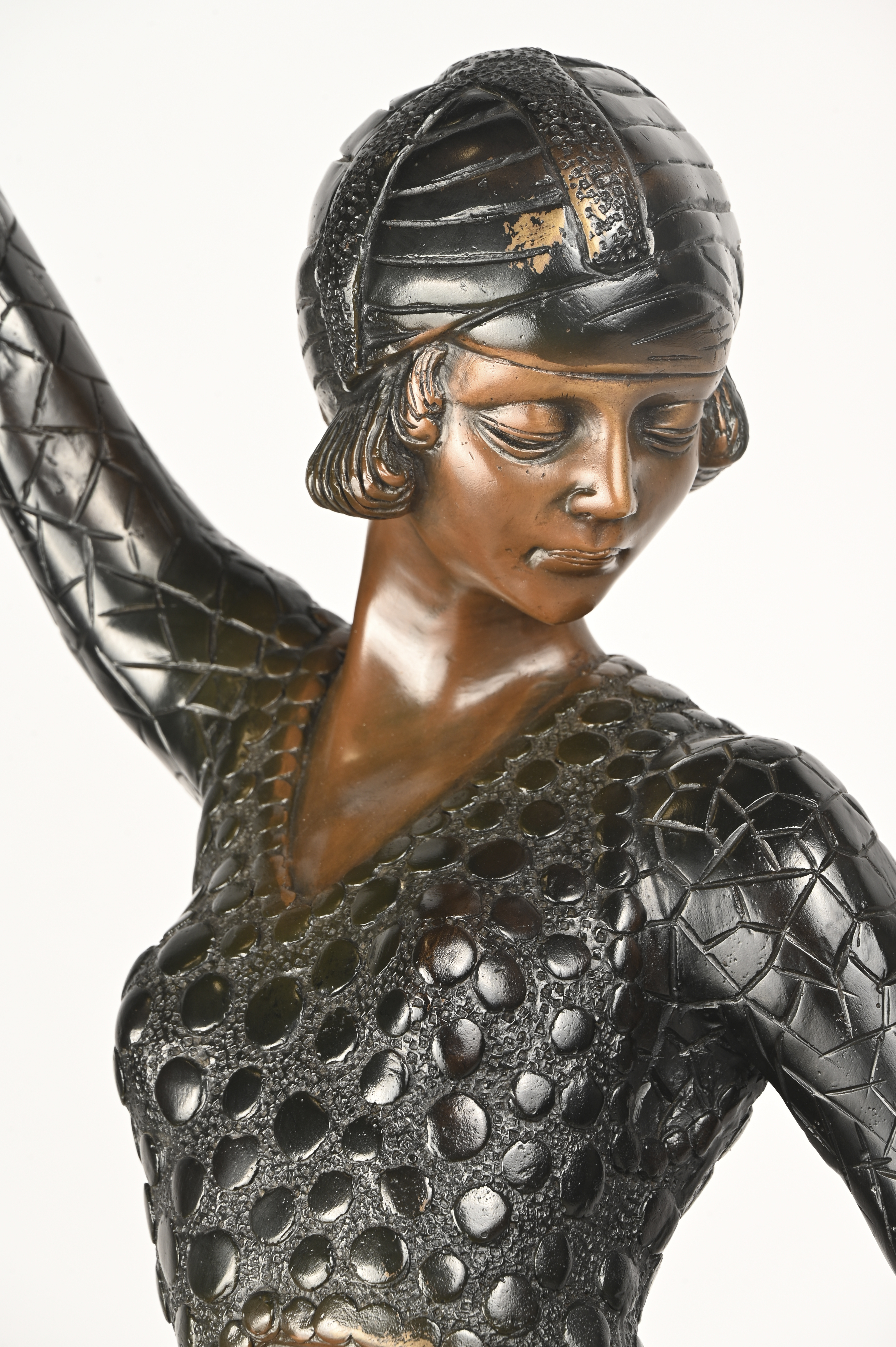“Danseres”, een beeld uit kunstbrons naar de art-deco, gesigneerd “Danseres”, een beeld uit kunstbrons naar de art-deco, gesigneerd.