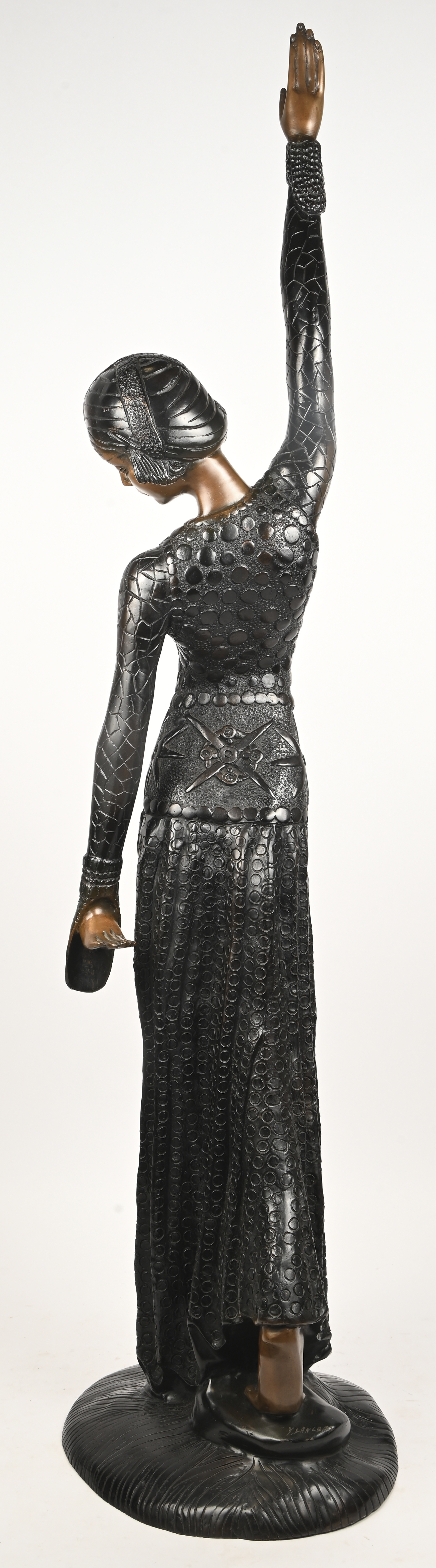 “Danseres”, een beeld uit kunstbrons naar de art-deco, gesigneerd “Danseres”, een beeld uit kunstbrons naar de art-deco, gesigneerd.