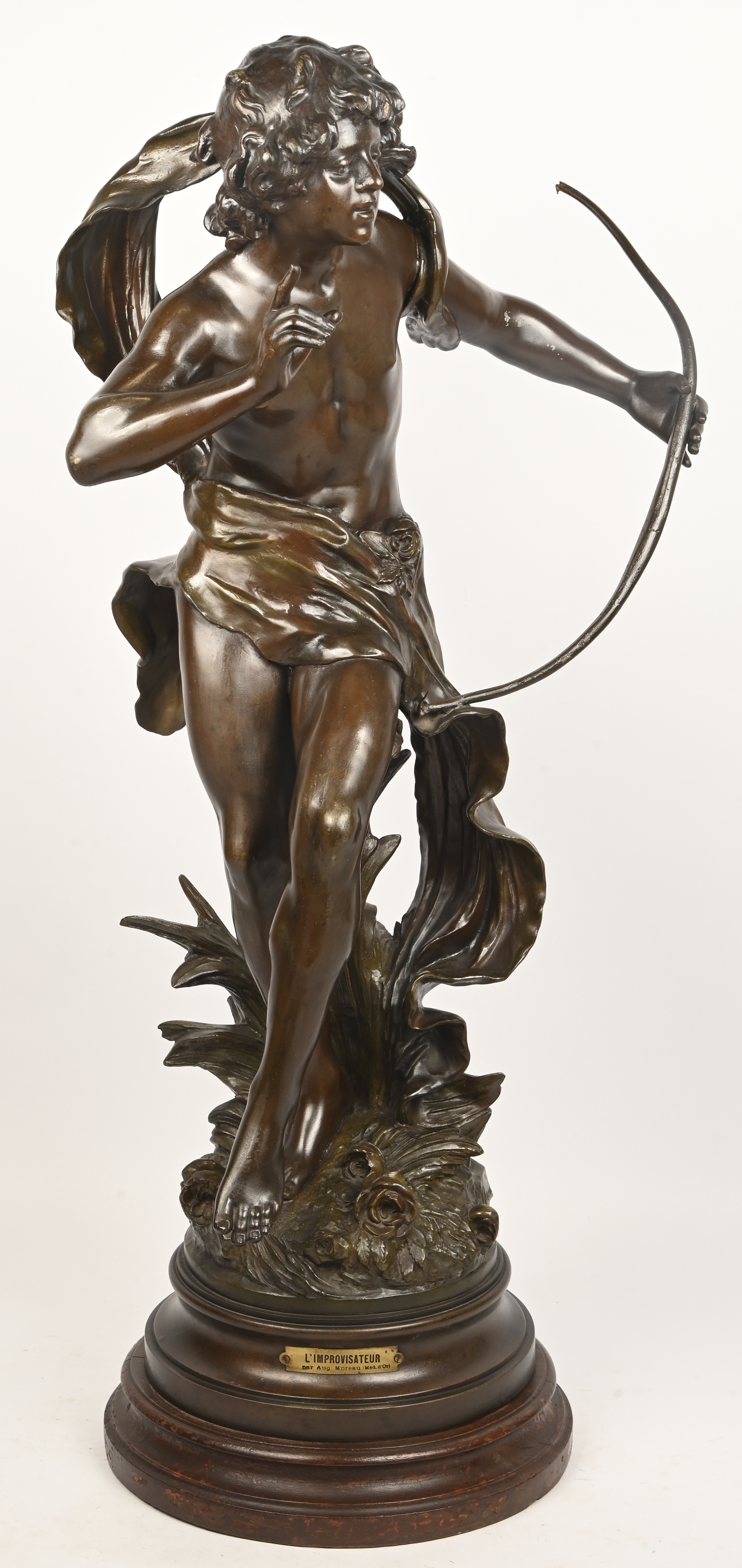 “L’Improvisateur”, een zamakken beeld op houten sokkel, naar August Moreau “L’Improvisateur”, een zamakken beeld op houten sokkel, naar August Moreau.