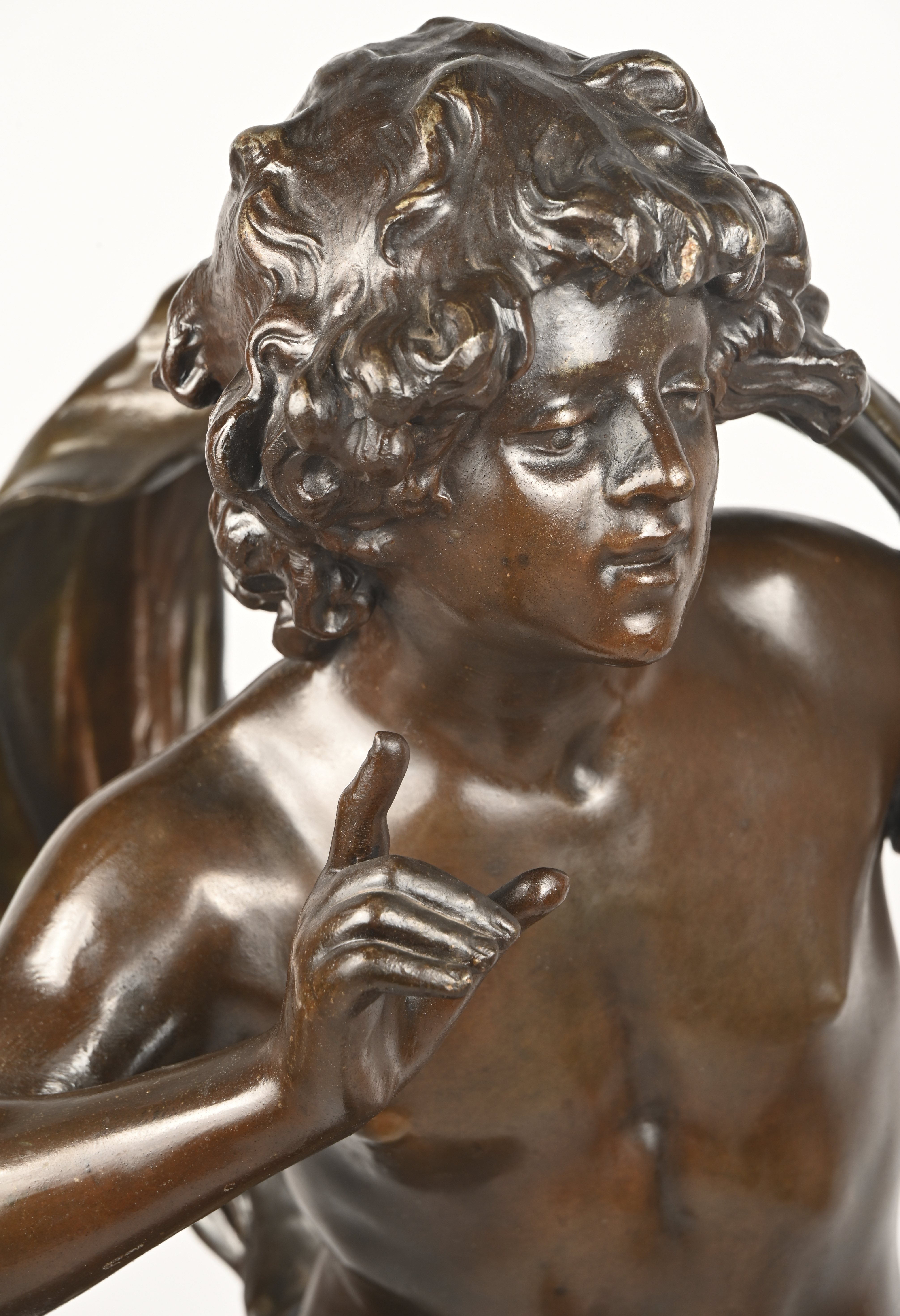 “L’Improvisateur”, een zamakken beeld op houten sokkel, naar August Moreau “L’Improvisateur”, een zamakken beeld op houten sokkel, naar August Moreau.