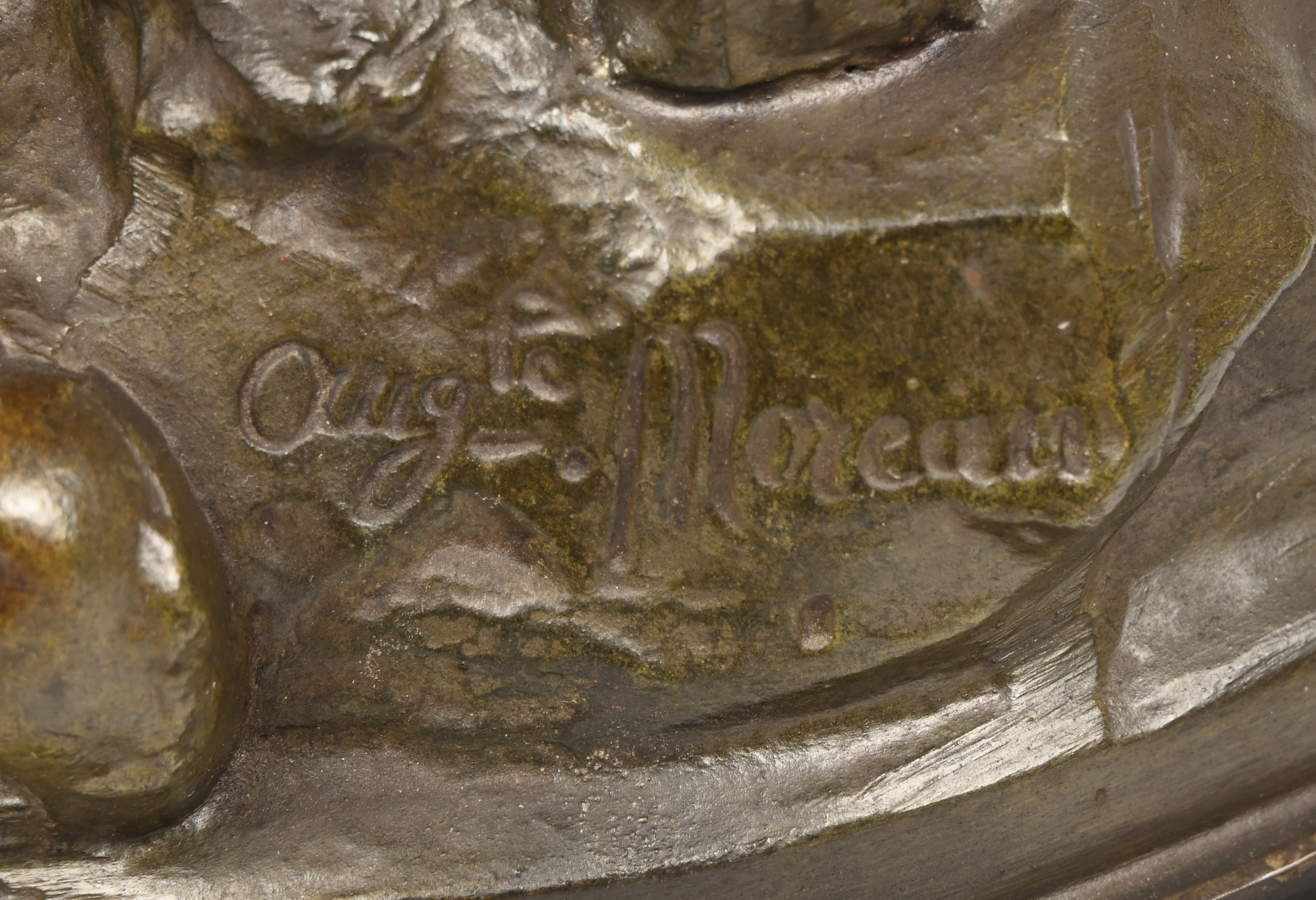 “L’Improvisateur”, een zamakken beeld op houten sokkel, naar August Moreau “L’Improvisateur”, een zamakken beeld op houten sokkel, naar August Moreau.