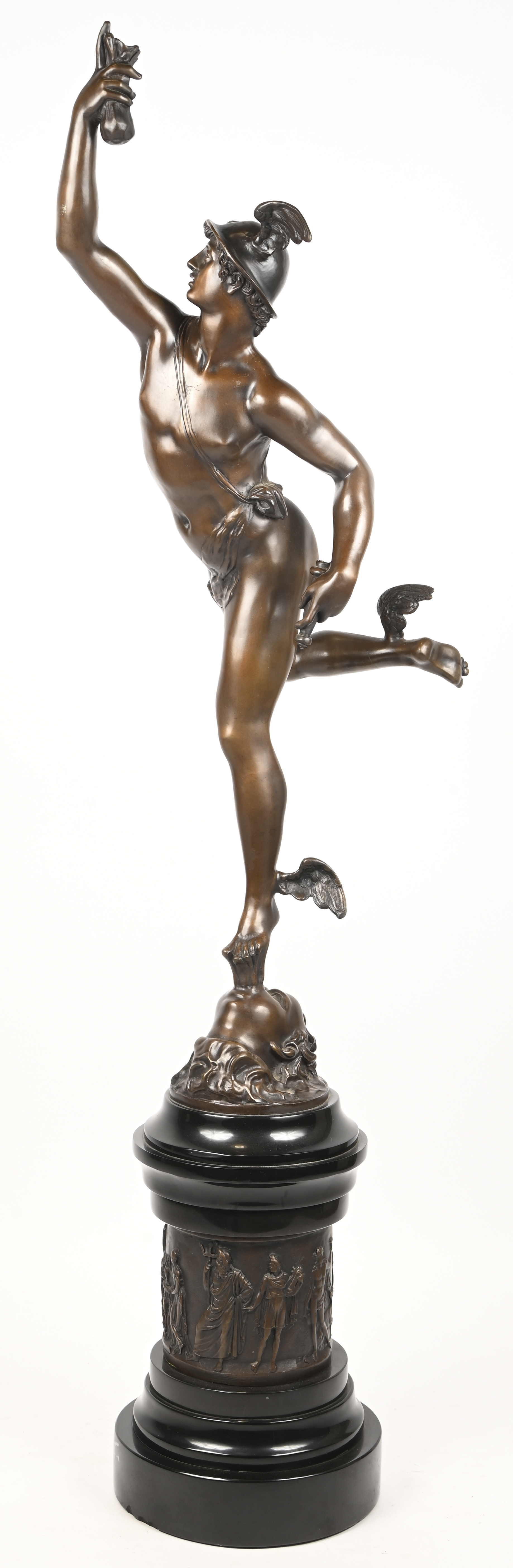 Een bronzen beeld op sokkel van zwarte marmer met bronzen fries: Mercurius naar Jean Boulogne. Staf manco Een bronzen beeld op sokkel van zwarte marmer met bronzen fries: Mercurius naar Jean Boulogne. Staf manco.