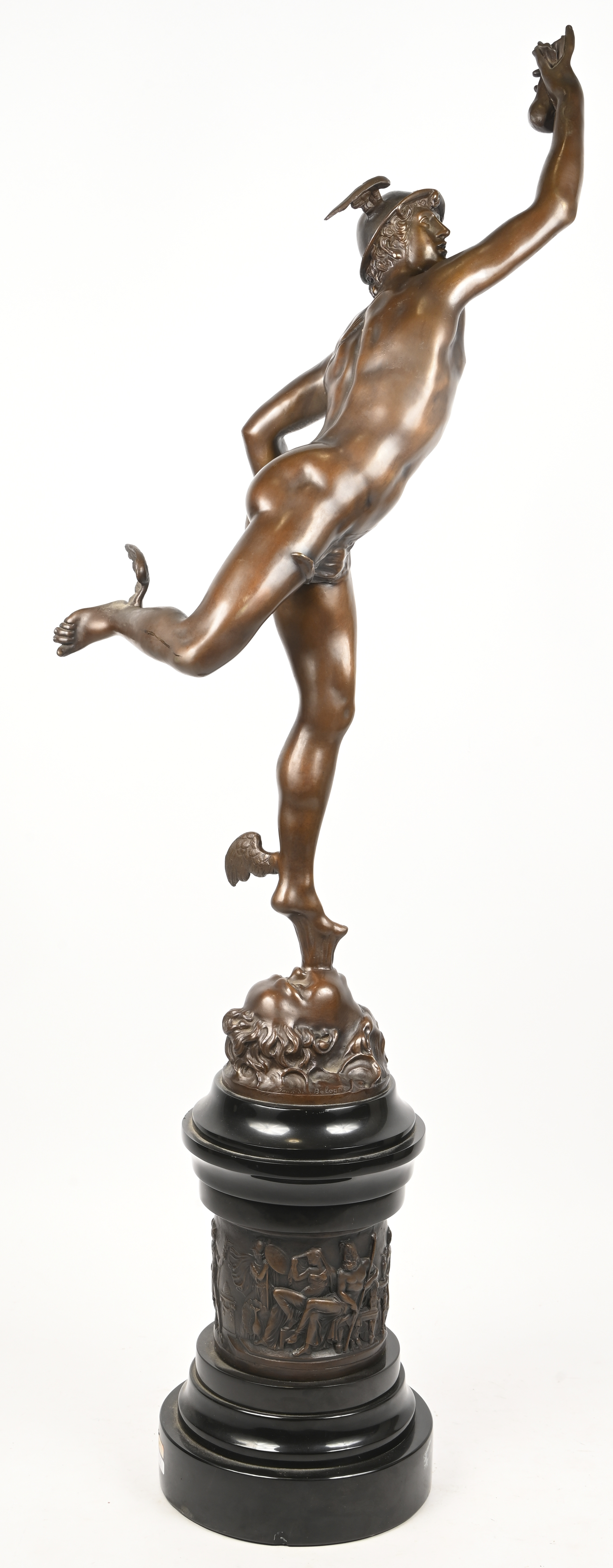 Een bronzen beeld op sokkel van zwarte marmer met bronzen fries: Mercurius naar Jean Boulogne. Staf manco Een bronzen beeld op sokkel van zwarte marmer met bronzen fries: Mercurius naar Jean Boulogne. Staf manco.