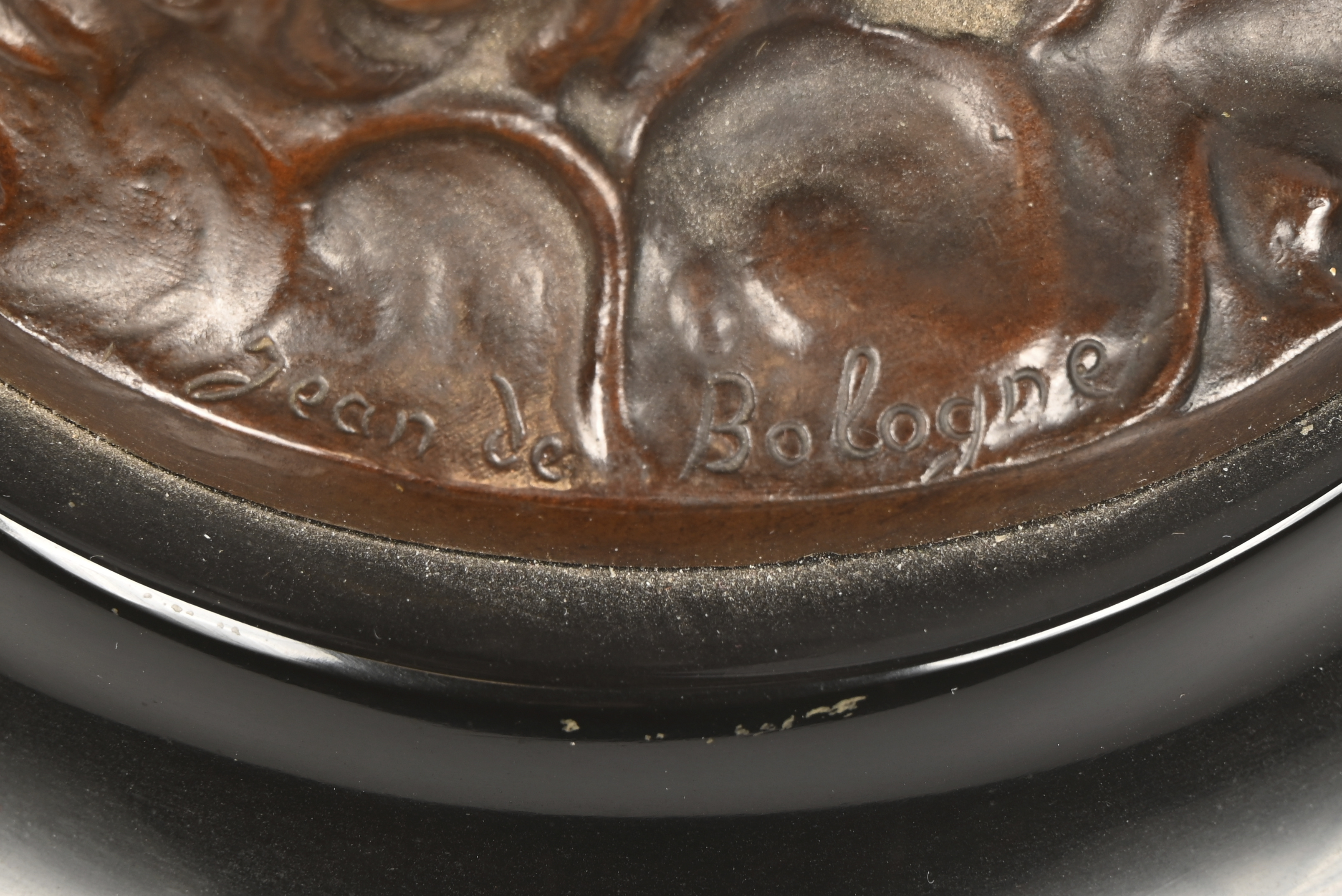 Een bronzen beeld op sokkel van zwarte marmer met bronzen fries: Mercurius naar Jean Boulogne. Staf manco Een bronzen beeld op sokkel van zwarte marmer met bronzen fries: Mercurius naar Jean Boulogne. Staf manco.