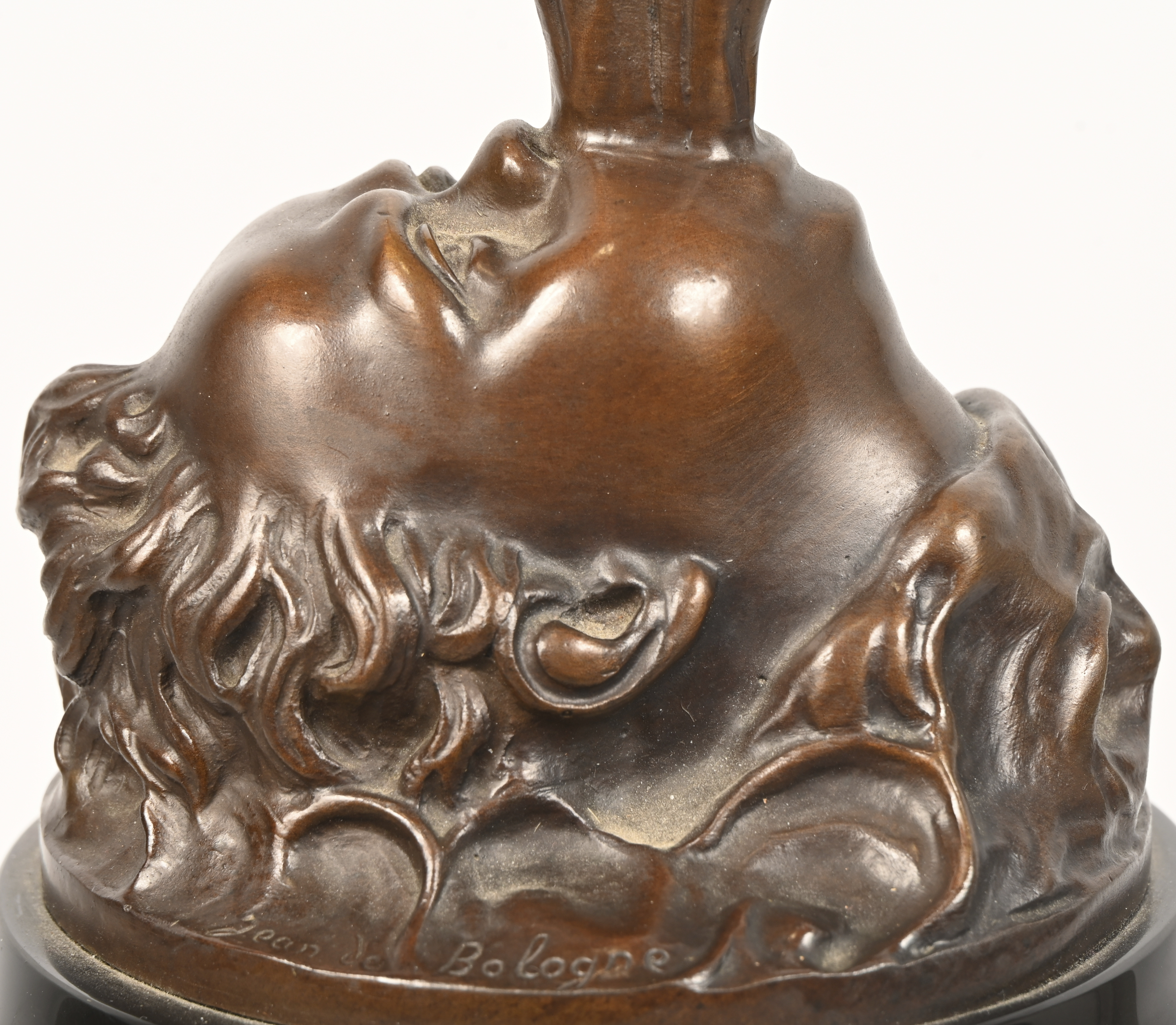 Een bronzen beeld op sokkel van zwarte marmer met bronzen fries: Mercurius naar Jean Boulogne. Staf manco Een bronzen beeld op sokkel van zwarte marmer met bronzen fries: Mercurius naar Jean Boulogne. Staf manco.