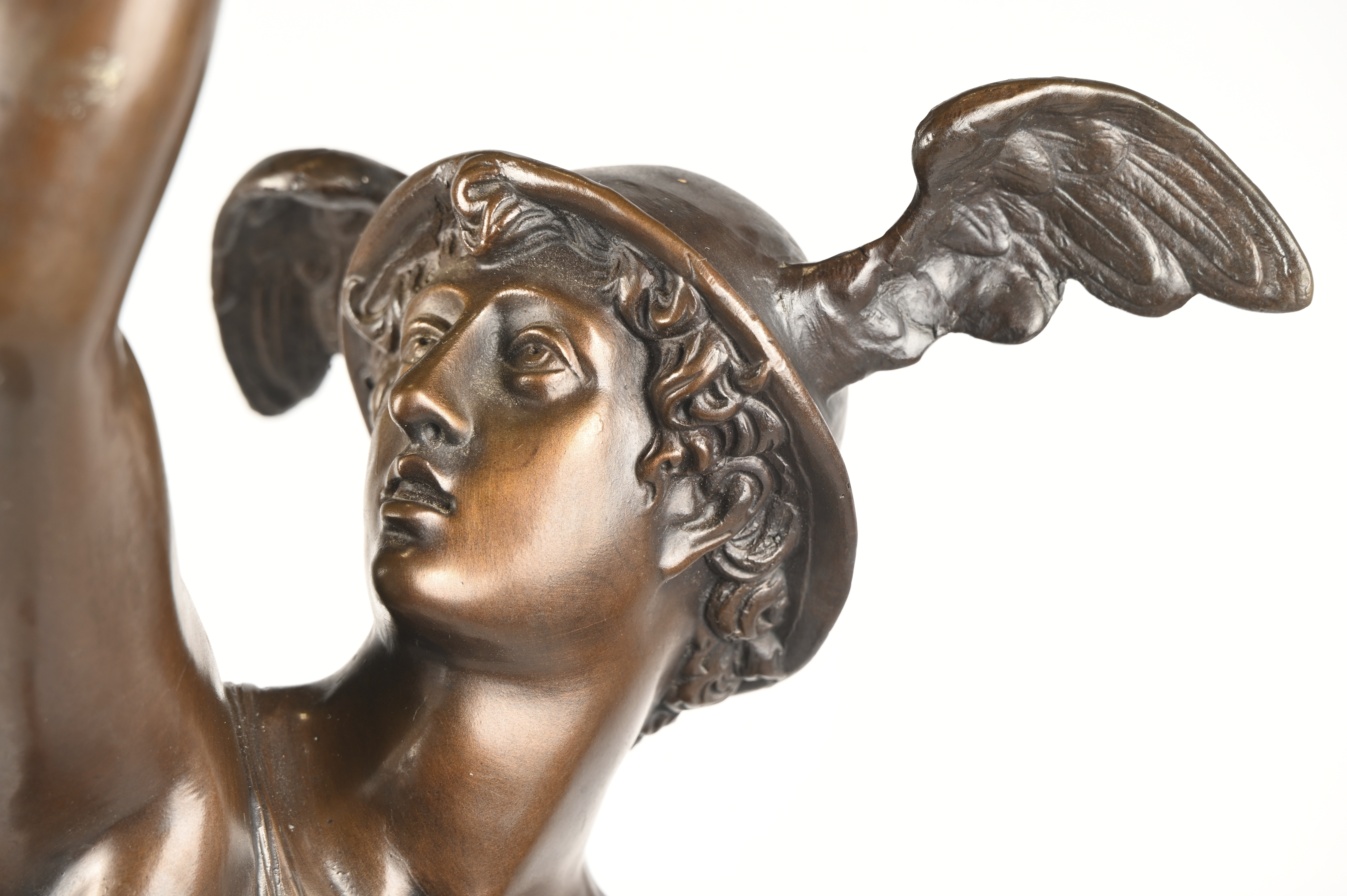 Een bronzen beeld op sokkel van zwarte marmer met bronzen fries: Mercurius naar Jean Boulogne. Staf manco Een bronzen beeld op sokkel van zwarte marmer met bronzen fries: Mercurius naar Jean Boulogne. Staf manco.