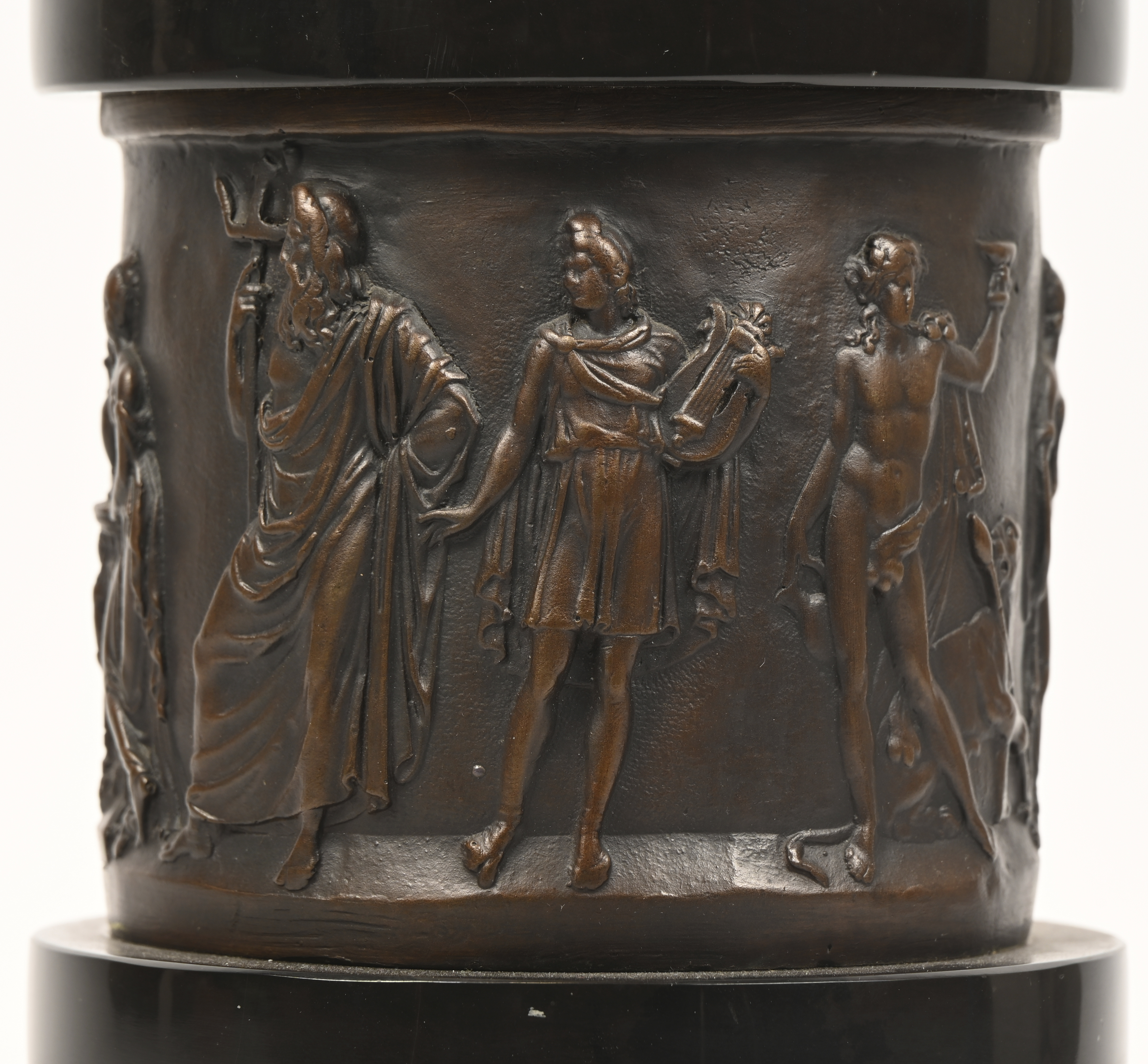 Een bronzen beeld op sokkel van zwarte marmer met bronzen fries: Mercurius naar Jean Boulogne. Staf manco Een bronzen beeld op sokkel van zwarte marmer met bronzen fries: Mercurius naar Jean Boulogne. Staf manco.