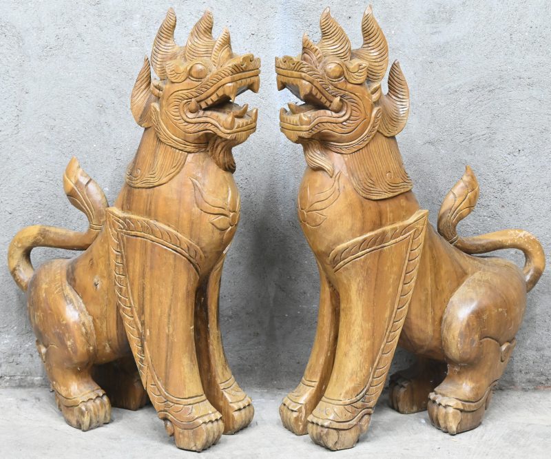 Een set van 2 massief houten gesculpteerde tempelleeuwen.