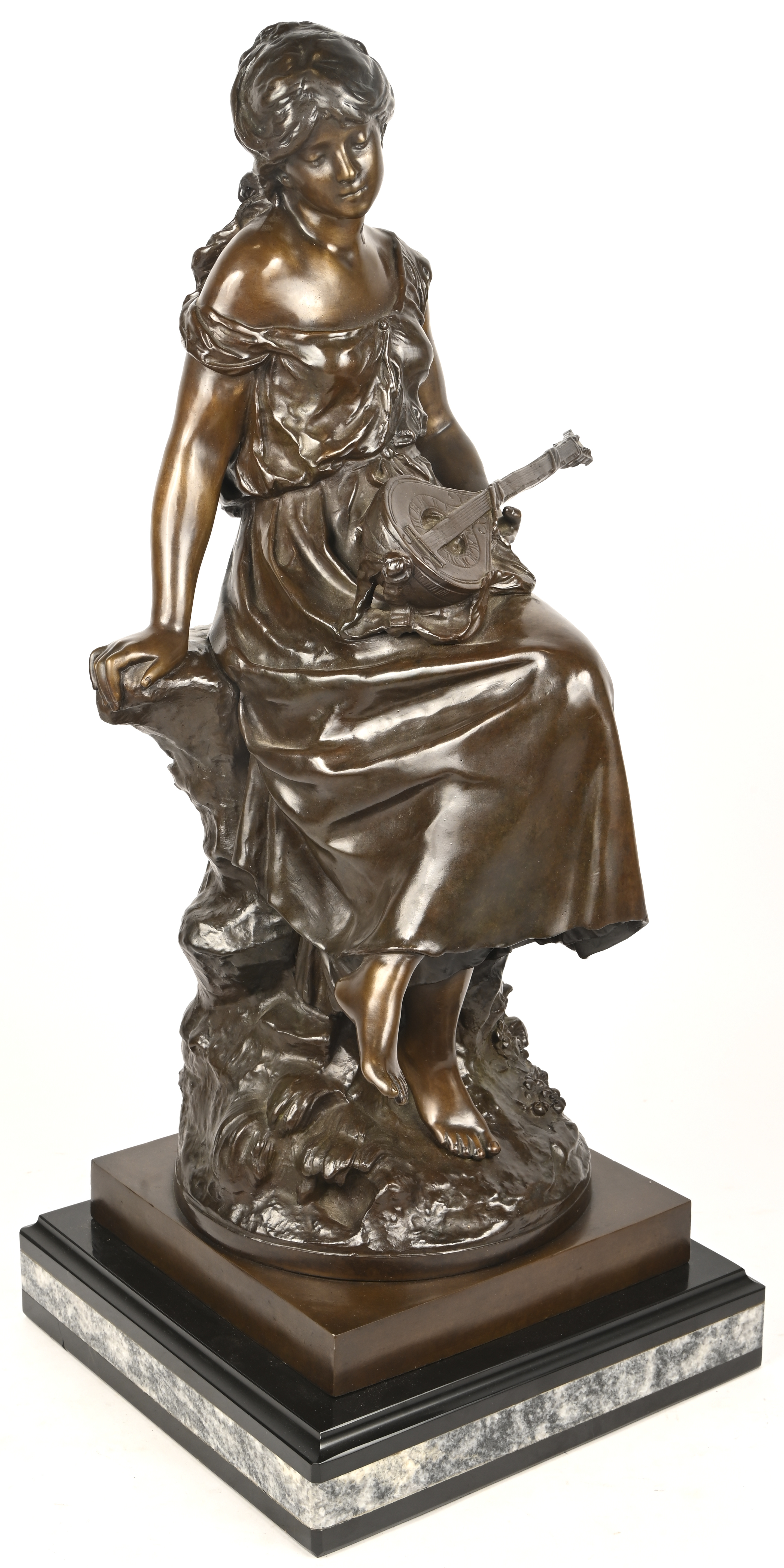 “Jonge vrouw met luit”, een bronzen beeld op marmeren sokkel naar Auguste Moreau. Draagt handtekening “Jonge vrouw met luit”, een bronzen beeld op marmeren sokkel naar Auguste Moreau. Draagt handtekening.