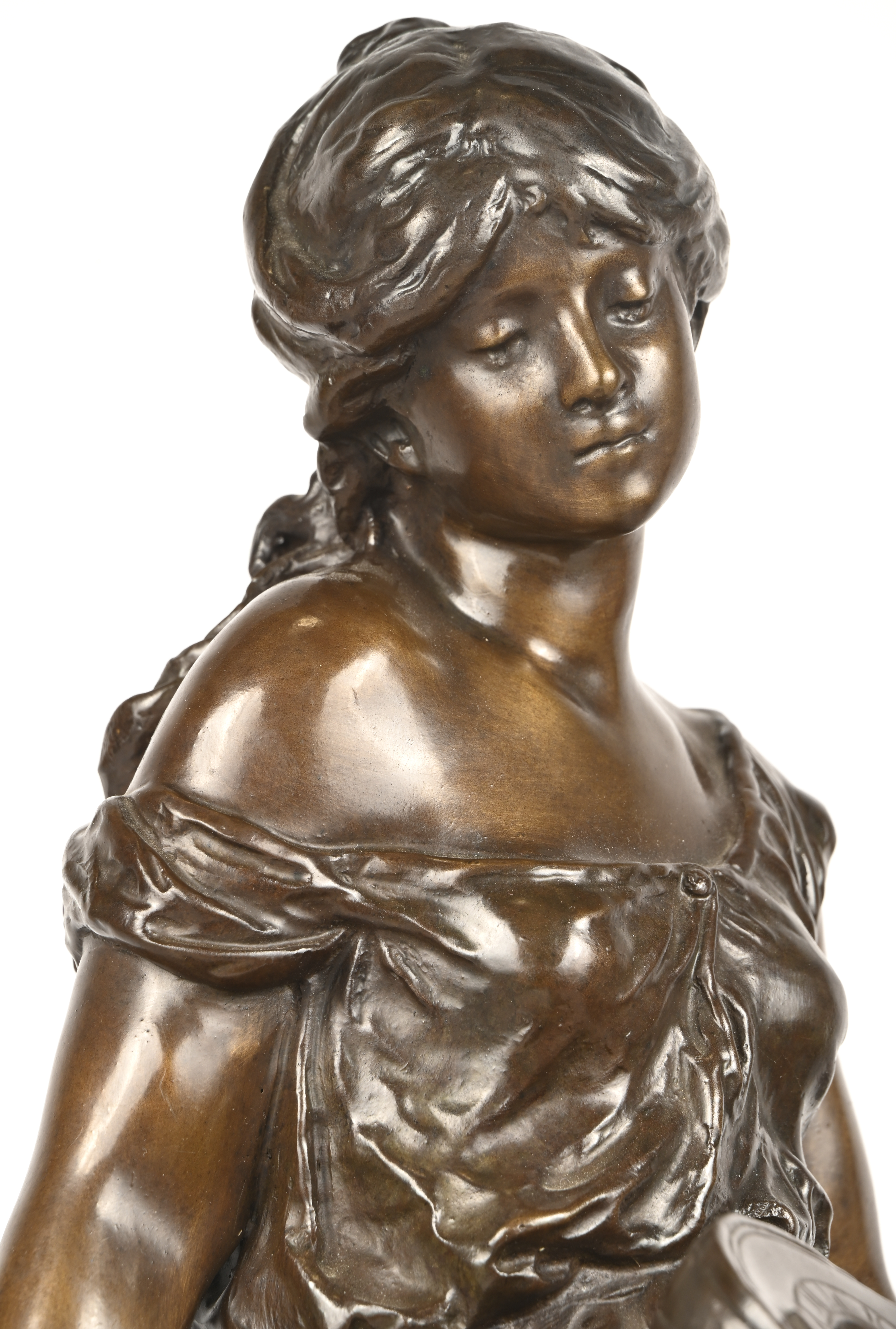 “Jonge vrouw met luit”, een bronzen beeld op marmeren sokkel naar Auguste Moreau. Draagt handtekening “Jonge vrouw met luit”, een bronzen beeld op marmeren sokkel naar Auguste Moreau. Draagt handtekening.